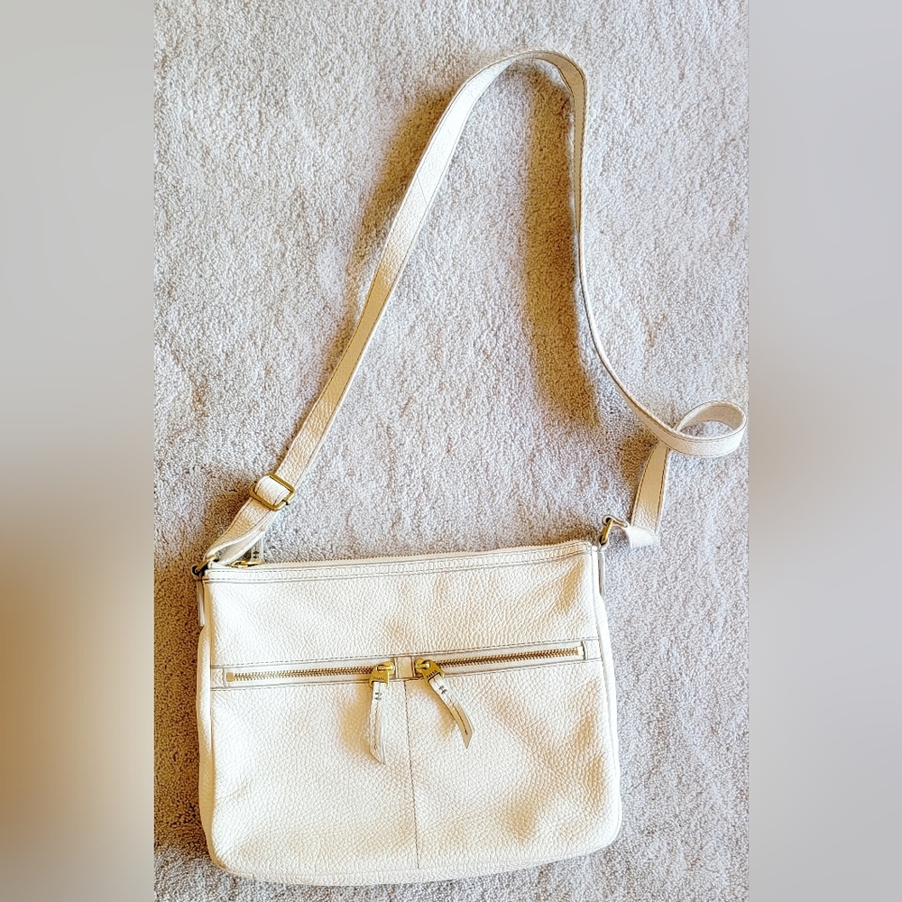 Fossil brand creamy white pebbled leather crossbody bag with gold zippers